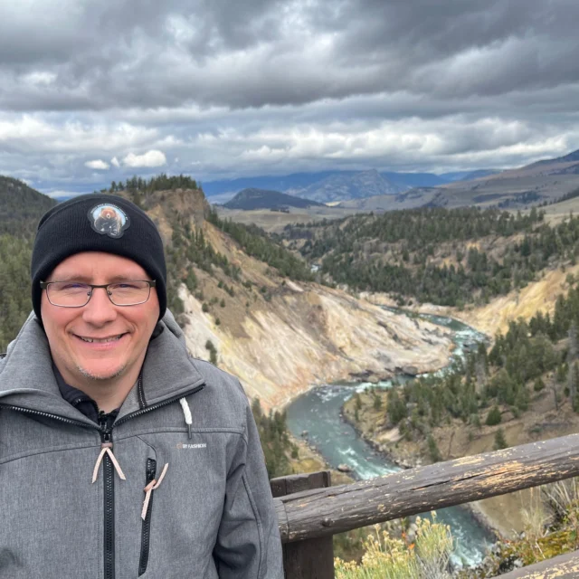 Von der Rodeostadt Cody aus ging es zum Westeingang des Yellowstone-Nationalparks. Fünf Tage lang tauchten wir ein in die beeindruckende Vielfalt dieses einzigartigen Parks. Die Fotos zeigen die unterschiedlichen Wetterverhältnisse, von 3 Grad und Schnee bis zu 23 Grad und strahlendem Sonnenschein. Auf Bild 1 sehen wir die Calcite Springs, wo am Rand des Yellowstone Rivers noch Rauch aufsteigt.

Bild 2 zeigt das große Steintor am Nordeingang des Parks in Gardiner. Auf Bild 3 gibt es einen typischen Blick über ein malerisches Tal zu sehen. Auf Bild 4 erblickt man den riesigen Yellowstone Lake, den größten Bergsee Nordamerikas. Mit einer Fläche von etwa 354 Quadratkilometern erstreckt er sich über ein beeindruckendes Gebiet im Herzen des Nationalparks.

Bild 5 zeigt eine weitere Besonderheit: den Tesla Cybertruck. Es gibt tatsächlich Menschen, die dieses auffällige Fahrzeug kaufen! Insgesamt haben wir während unseres Trips drei davon gesehen, darunter diesen hier mitten im Yellowstone.

Der Yellowstone National Park ist nicht nur der älteste Nationalpark der Welt, sondern auch mit einer Fläche von 9.000 Quadratkilometern der größte in den USA. Besonders faszinierend sind die geothermischen Phänomene, da der Park über der Magma-Kammer eines Supervulkans liegt.

Deshalb gibt es im Park über 10.000 geothermische Quellen (Bilder 8 und 9), und 60 % aller Geysire (7) weltweit befinden sich hier – darunter auch der berühmte Old Faithful.

Außerdem leben im Park 61 Säugetierarten, die man während der Tour gut beobachten kann. Wir hatten das Glück, Bären, Bisons (6), Weißkopfseeadler, Elche und Rehe in freier Wildbahn zu sehen.

Morgen gibt es noch weitere Bilder aus dem Park. Und dann erscheint am Dienstag endlich die 100-minütige Podcast-Folge. Die habe ich heurte endlich fertiggestellt. 🎉

#Yellowstone #YellowstoneNationalPark #NaturePhotography #AdventureAwaits #ExploreAmerica #TravelUSA #Wildlife #Geothermal #OldFaithful #RoadTrip #Cody #OutdoorLife