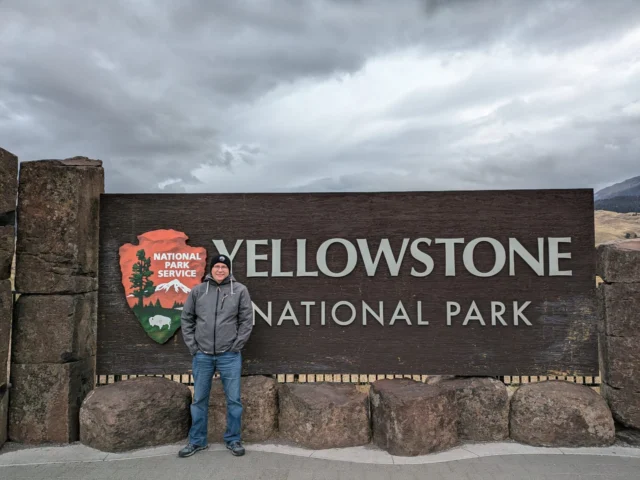 Der Yellowstone Nationalpark hat insgesamt fünf Eingänge und erstreckt sich über drei Bundesstaaten. 96 % der Fläche liegen in Wyoming, 3 % in Montana (1: Schild in Gardiner, MT) und 1 % in Idaho. Die Straßen im Park verlaufen wie eine Acht, und jedes Gebiet hat seinen eigenen, einzigartigen Charakter. Einige Bereiche, aufgrund der geothermalen Aktivitäten (7), erinnern an Mordor aus „Der Herr der Ringe“ (6: Mammoth Hot Springs), während andere Gegenden mit vielen abgestorbenen Bäumen aussehen wie der Harz. Und dann gibt es den bunten Grand Canyon von Yellowstone (3), der am Ende von einem beeindruckenden Wasserfall (2) gekrönt wird. Ein absoluter Blickfang ist die „Grand Prismatic Spring“ mit ihren leuchtenden Farben (9+10).

Diese Vielfalt zieht Touristen in Scharen an. Wir besuchten den Park in der Nebensaison, und besonders die Hauptattraktionen wie der Old Faithful waren stark besucht. Aber durch die Größe des Parks verteilt sich die Menge gut, sodass es nicht zu überlaufend war. 

Problematisch sind die beiden angrenzenden Städte West Yellowstone und Gardiner, wo viele Hotels untergebracht sind. Nahezu alle Unterkünfte und Restaurants sind ausgebucht, was zu hohen Preisen von über 300 Dollar pro Nacht in älteren Hotels führt. In West Yellowstone gibt es jedoch das „Grizzly & Wolf Discovery Center“ (4), wo man Tiere sehen kann, die nicht mehr in die Wildnis zurückkehren können – wirklich sehenswert!

Für noch höhere Preise kann man in den Hotels im Park oder auf den Campingplätzen übernachten. Daher ist es ratsam, viele Monate im Voraus zu buchen, um ein Zimmer zu sichern.

Hier sind zwei interessante Statistiken für West Yellowstone: Die Stadt hat 1.200 Einwohner und empfängt täglich etwa 12.000 Besucher. In der Nebensaison sind es deutlich weniger, da einige Geschäfte schon geschlossen hatten. Das zeigt die extremen Besucherzahlen im Yellowstone deutlich. In Gardiner ist die Situation noch herausfordernder, da die Stadt kleiner ist als West Yellowstone.

Für mich waren die fünf Tage im Yellowstone National Park ein fantastisches Erlebnis, das sich absolut gelohnt hat! #Yellowstone #YellowstoneNationalPark #NationalParks #TravelUSA #AdventureAwaits #Nature