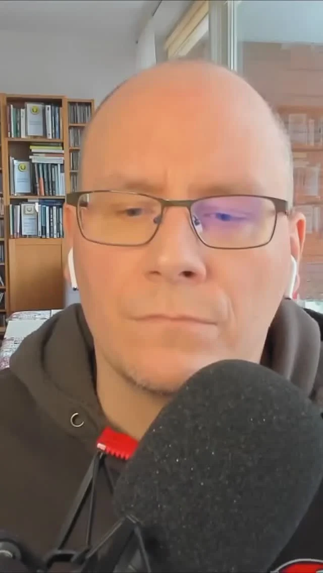 Warum Diversifikation im Aktienportfolio wichtig ist. In diesem Video erfährst du, warum eine breite Branchenaufteilung im Aktienportfolio für Finanzrocker Daniel Korth und Clemens Faustenhammer von @thedividendpost entscheidend ist und wie kognitive Verzerrungen deine Entscheidungen beeinflussen können. Lerne, Risiken im Portfolio zu managen und klug zu investieren. Link in der Bio! #aktien #börse #geld #geldanlage #dividende #money #anlage